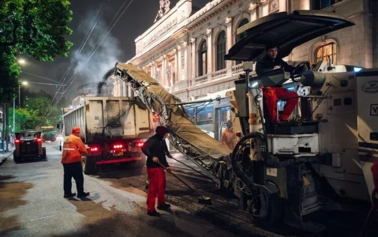 Obreros trabajando en la rehabilitación de la avenida Humberto Primo durante la noche en Córdoba