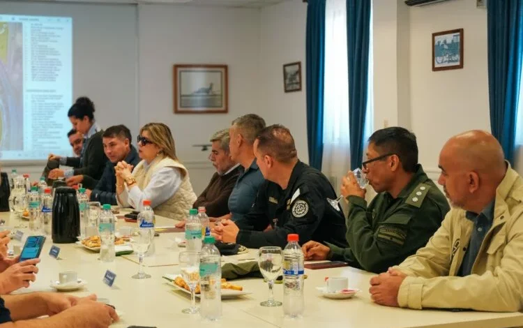 Reunión de autoridades en la FAdeA para planificar el operativo de seguridad de la visita papal