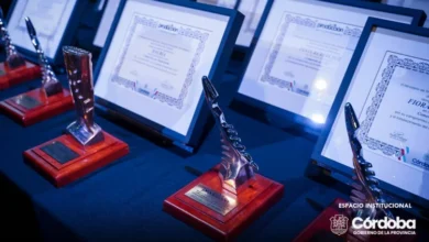 Ceremonia de los Premios a la Producción 2026 en Córdoba con el gobernador Martín Llaryora entregando reconocimientos