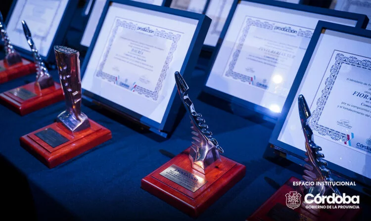 Ceremonia de los Premios a la Producción 2026 en Córdoba con el gobernador Martín Llaryora entregando reconocimientos
