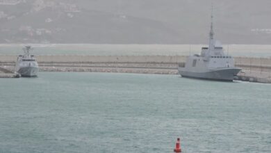 Fragata marroquí navegando cerca del estrecho de Gibraltar frente a Ceuta