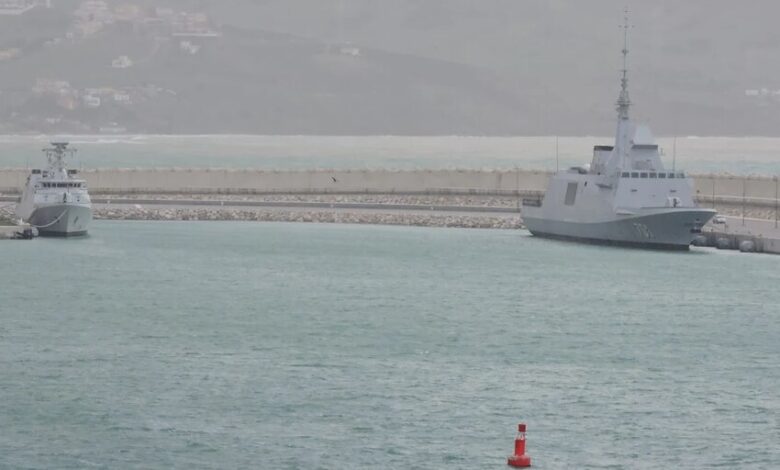 Fragata marroquí navegando cerca del estrecho de Gibraltar frente a Ceuta
