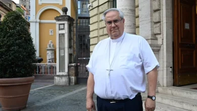 Papa León XIV saludándose con el cardenal Ángel Rossi durante la visita a Córdoba