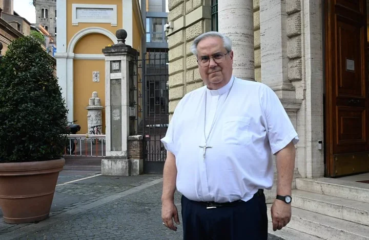 Papa León XIV saludándose con el cardenal Ángel Rossi durante la visita a Córdoba
