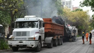 Trabajadores asfaltando el bulevar Chacabuco en Córdoba durante la noche