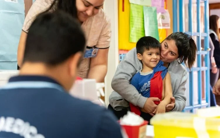 Escena de la Noche de las Vacunas en el Hospital Pediátrico de Córdoba