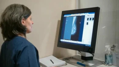 Mujer recibiendo mamografía en la campaña Córdoba Rosa