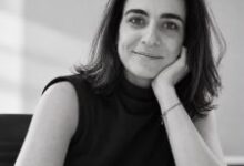 Mariel Alcoba, ganadora del Premio Literario Provincia de Córdoba 2026, posando con su libro “Todos los restos van a la basura”