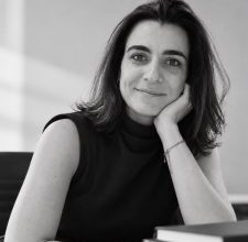 Mariel Alcoba, ganadora del Premio Literario Provincia de Córdoba 2026, posando con su libro “Todos los restos van a la basura”