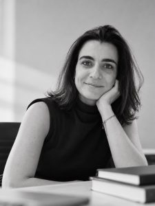 Mariel Alcoba, ganadora del Premio Literario Provincia de Córdoba 2026, posando con su libro “Todos los restos van a la basura”