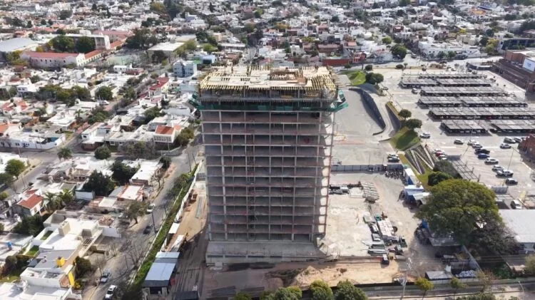 Obra de las torres DÚO en el predio del Córdoba Shopping, vista de la estructura emergente