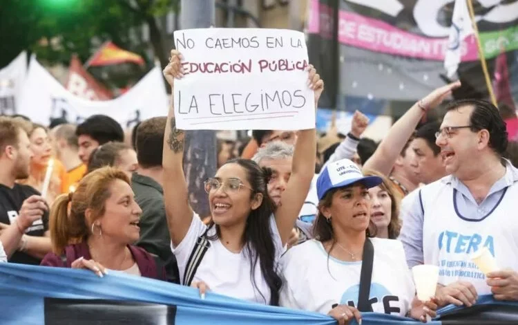 Manifestantes universitarios en Córdoba durante la convocatoria de la quinta Marcha Federal Universitaria