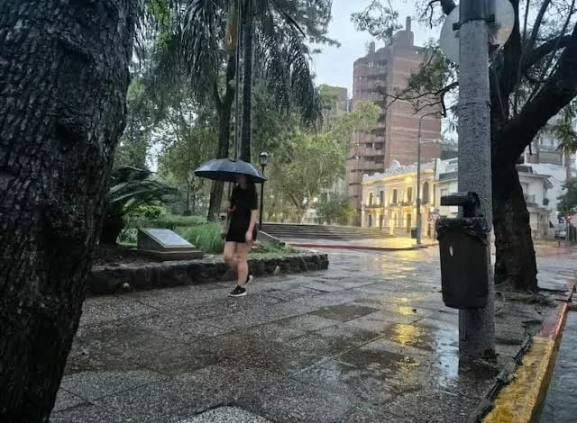 Cielo nublado sobre la ciudad de Córdoba con nubes de tormenta