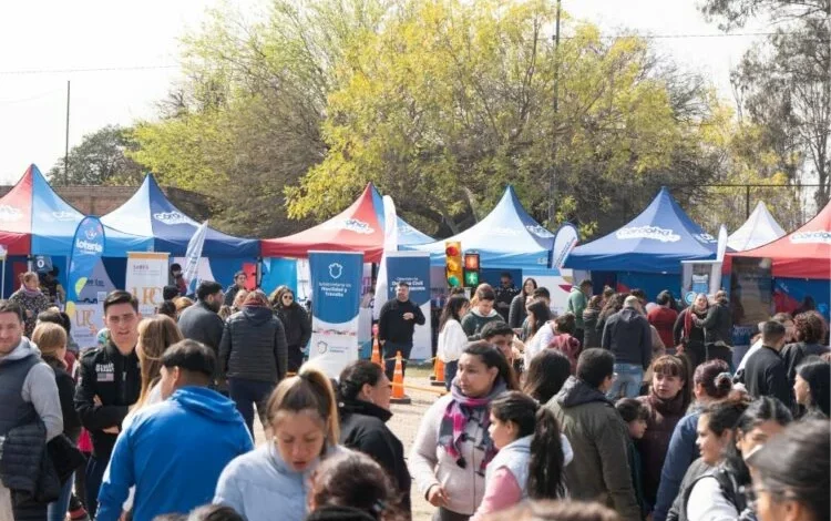 Actividades de Córdoba Cerca Tuyo en Plaza San Martín durante Córdoba Rosa