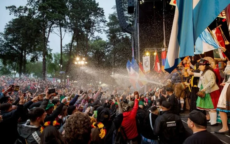 Turistas disfrutando de la Oktoberfest en Villa General Belgrano durante el fin de semana largo