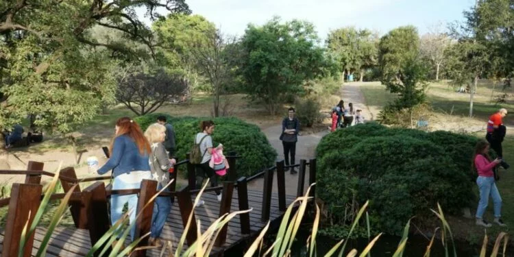 Vista panorámica del Jardín Botánico de Córdoba con áreas verdes y senderos