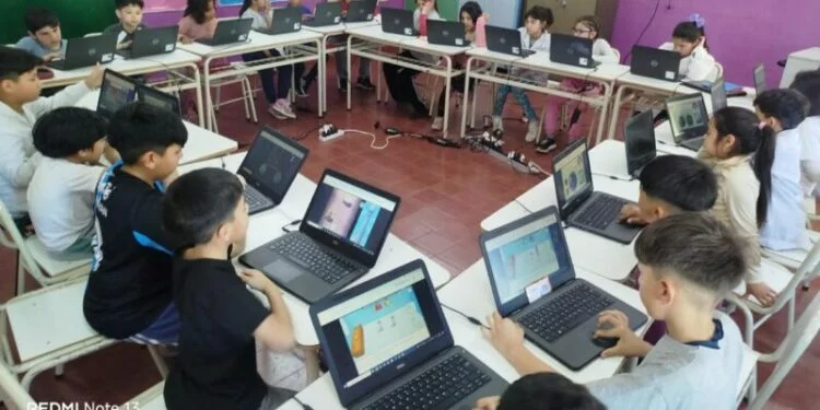 Alumnos de escuelas municipales de Córdoba compitiendo en la Olimpiada Matemática digital Matific LATAM 2026