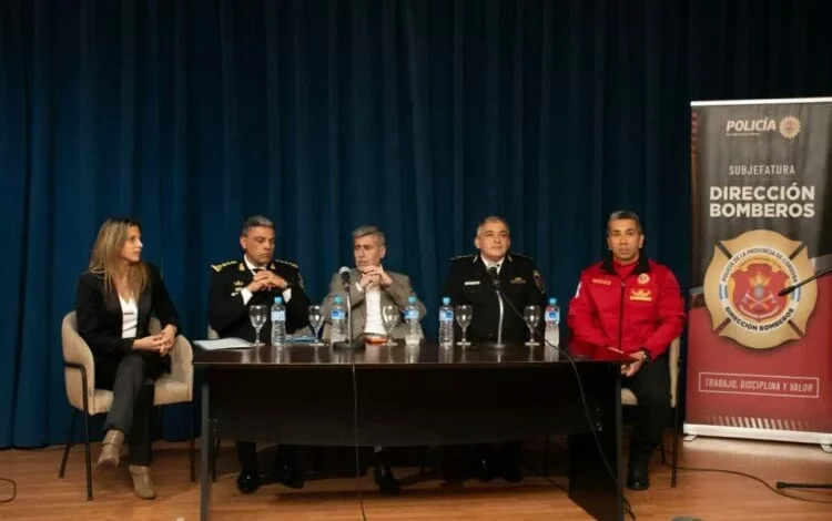 Niños y adolescentes participando en la capacitación de prevención de emergencias del programa Aprender para Proteger