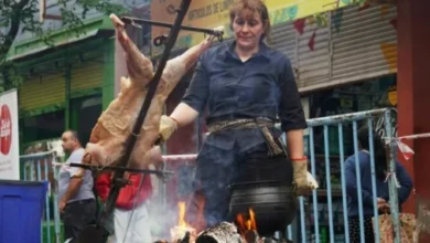 Pareja de mujeres asadoras preparando el asado en la cortada Israel y Catamarca, Córdoba