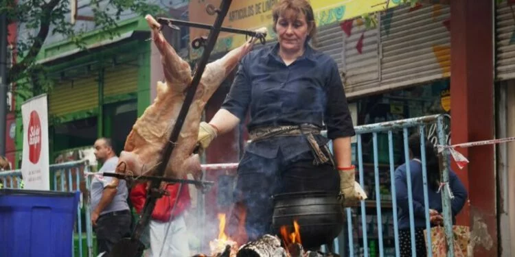 Pareja de mujeres asadoras preparando el asado en la cortada Israel y Catamarca, Córdoba