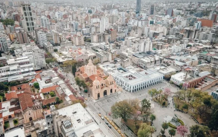 Vista aérea del predio FAdeA en Córdoba preparado para la misa del Papa León XIV