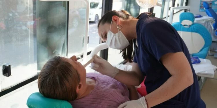 Personal odontológico atendiendo a vecinos en el CPC Rancagua durante la campaña de salud bucal
