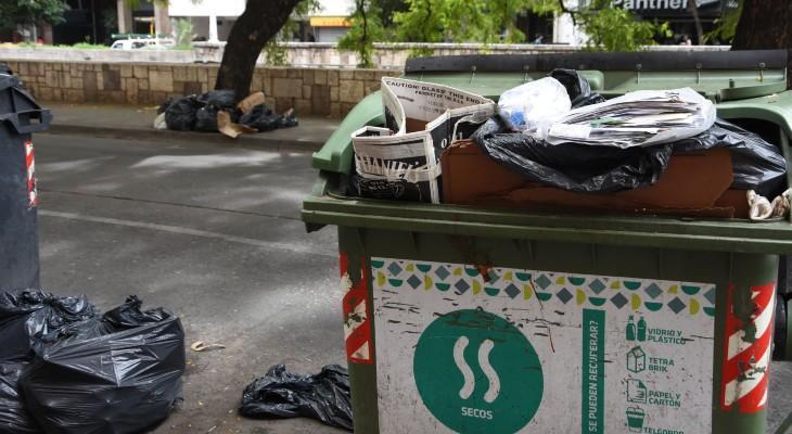 Bolsas de basura acumuladas en la zona de Plaza San Martín, Córdoba