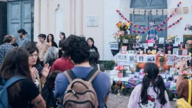 Escena del desfile de catrinas frente al Cementerio San Jerónimo en Córdoba durante el Día de Muertos