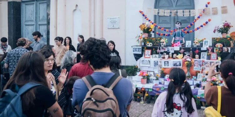 Escena del desfile de catrinas frente al Cementerio San Jerónimo en Córdoba durante el Día de Muertos