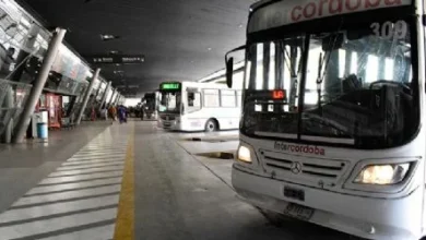 Manifestación de trabajadores de AOITA frente a la Terminal de Córdoba durante la asamblea que afectó el transporte interurbano