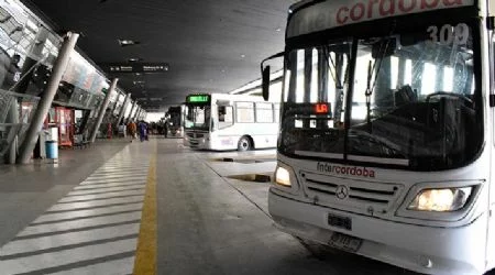 Manifestación de trabajadores de AOITA frente a la Terminal de Córdoba durante la asamblea que afectó el transporte interurbano