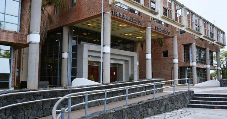 Edificio del juzgado de San Francisco con señal de justicia laboral