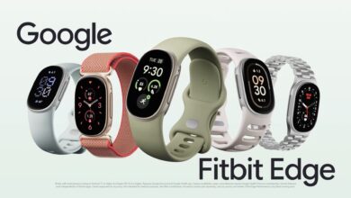 Imagen de la Fitbit Edge de Google, pulsera de actividad con pantalla ovalada y diseño de aluminio reciclado