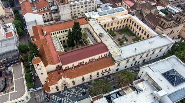 Fachada histórica del Colegio Nacional de Monserrat en Córdoba