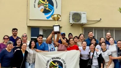 Estudiantes de la escuela agrotécnica IPET N.º 255 recibiendo la copa de campeones en las Ovinpiadas de Icaño