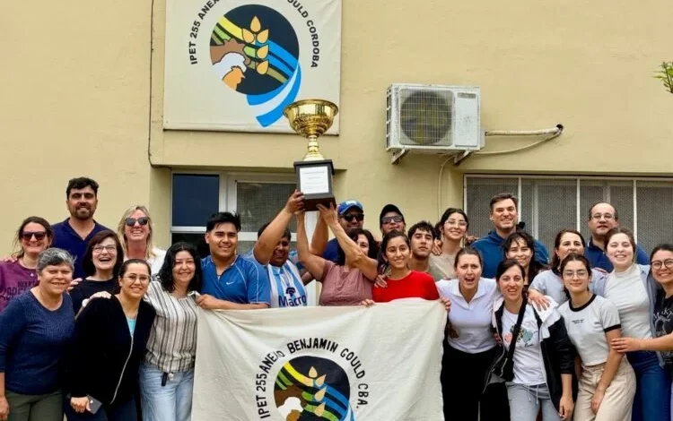 Estudiantes de la escuela agrotécnica IPET N.º 255 recibiendo la copa de campeones en las Ovinpiadas de Icaño
