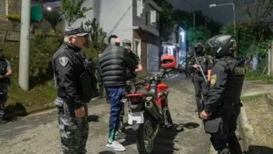 Policía cordobesa controla una caravana de motos en la avenida Bulnes durante la madrugada