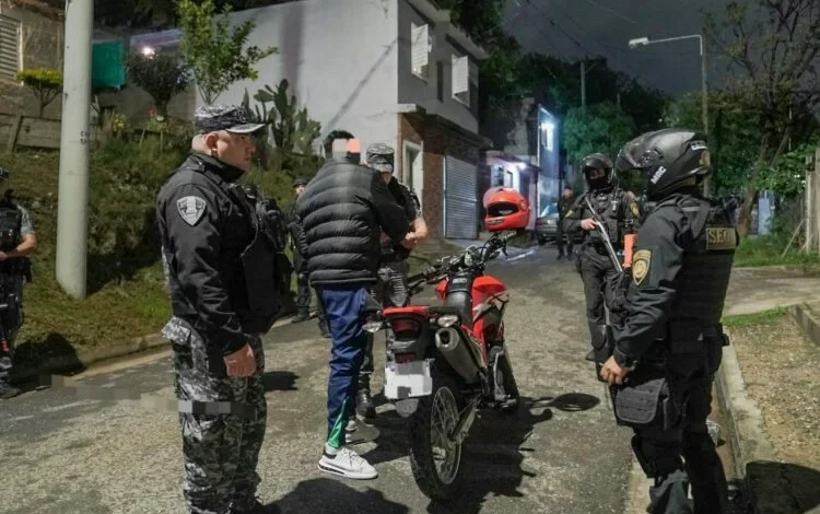 Policía cordobesa controla una caravana de motos en la avenida Bulnes durante la madrugada
