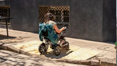 Obra de rampas de accesibilidad en una intersección del centro de Córdoba