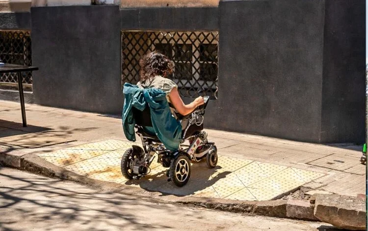 Obra de rampas de accesibilidad en una intersección del centro de Córdoba