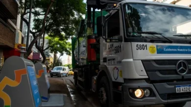 Camión de recolección de residuos detenido en una calle de Córdoba