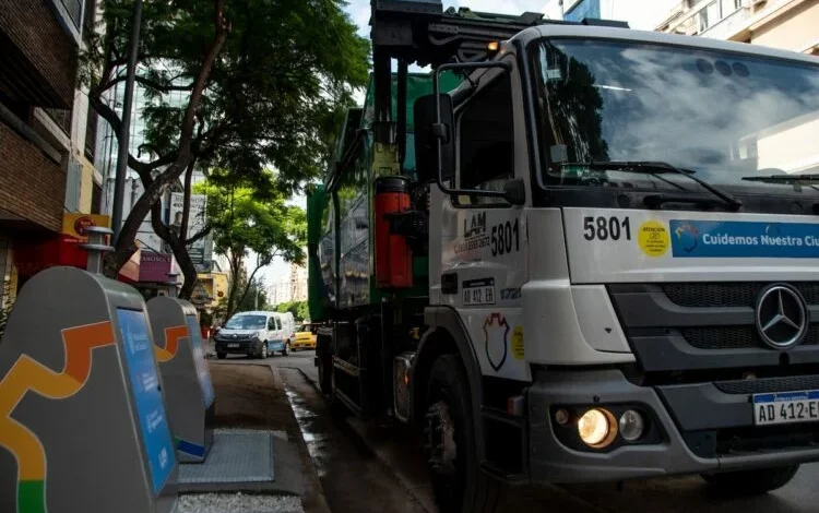Camión de recolección de residuos detenido en una calle de Córdoba