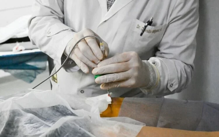 Equipo médico realizando ablación por radiofrecuencia en el Hospital Tránsito Cáceres de Allende