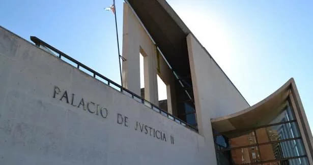 Sala de audiencia del Poder Judicial de Córdoba con jurado popular